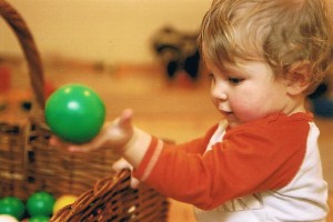 Kind greift nach einem Ball (Foto: Beratungsstelle für Natürliche Geburt und Elternsein e.V.)